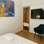 Aristotelous Square N.4 *